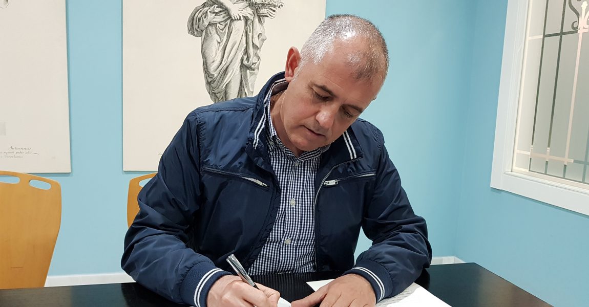 Mario Jiménez firma ante notario cinco compromisos con los vecinos de Manilva si gana las elecciones de mayo
