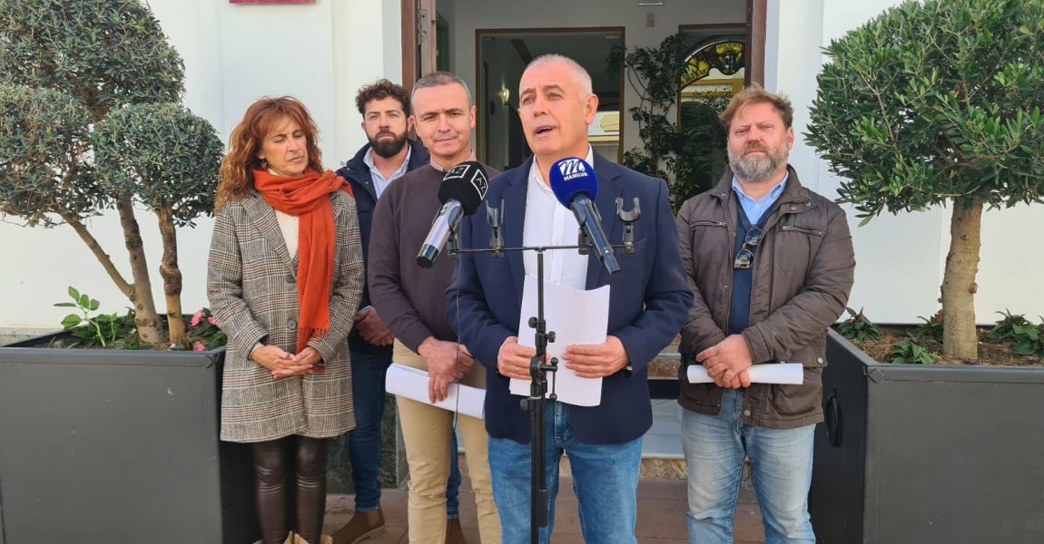 Compromiso Manilva y el PSOE convocan un pleno extraordinario ante la parálisis de la gestión municipal del alcalde manilveño
